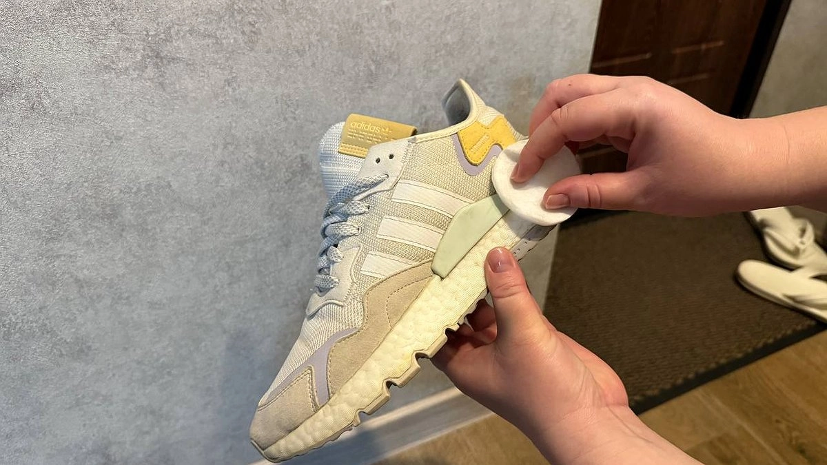 Главная картинка новости: 3 капли на ватный диск - и протираем белую подошву: отмоет даже самые желтые пятна