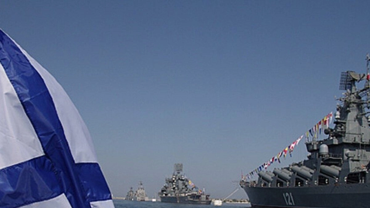 Главная картинка новости: День ВМФ в Новороссийске — где смотреть парад кораблей и салют