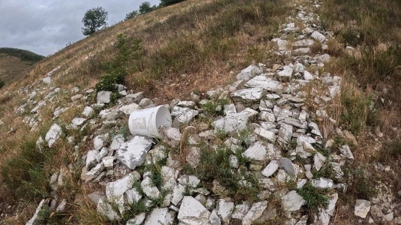 В лесу под Новороссийском на горе Сахарная голова обнаружена свалка мусора