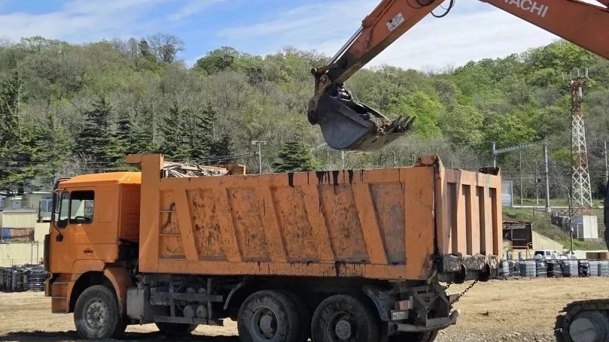 В Туапсе увеличили группировку спасателей: собрано более 4000 кубометров загрязненного грунта