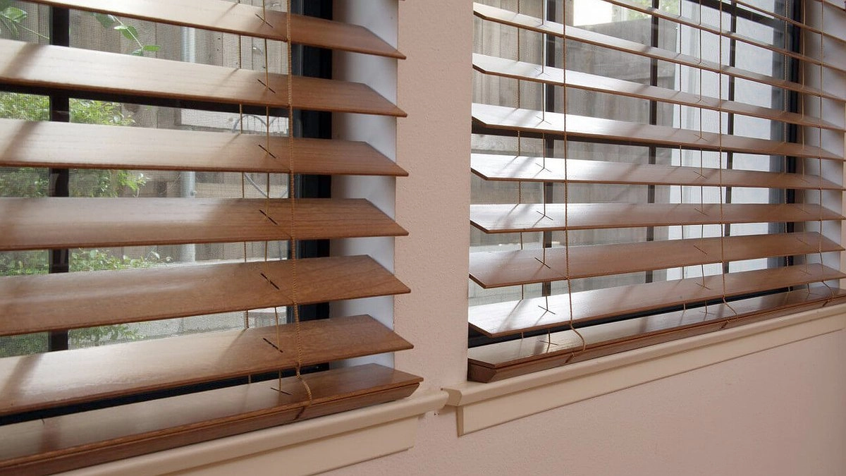 Главная картинка новости: Ленивая чистка: как привести жалюзи в порядок за 5 минут без усилий