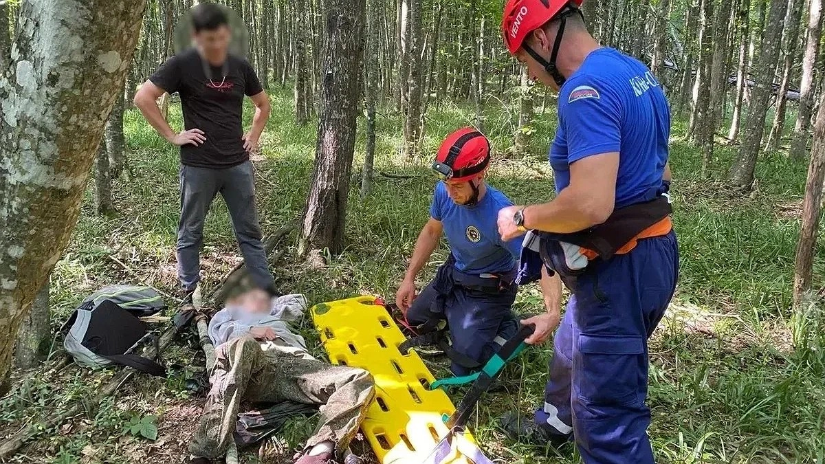 3 км по лесу на самодельных носилках: в Туапсинском округе спасли туристку с болями в животе
