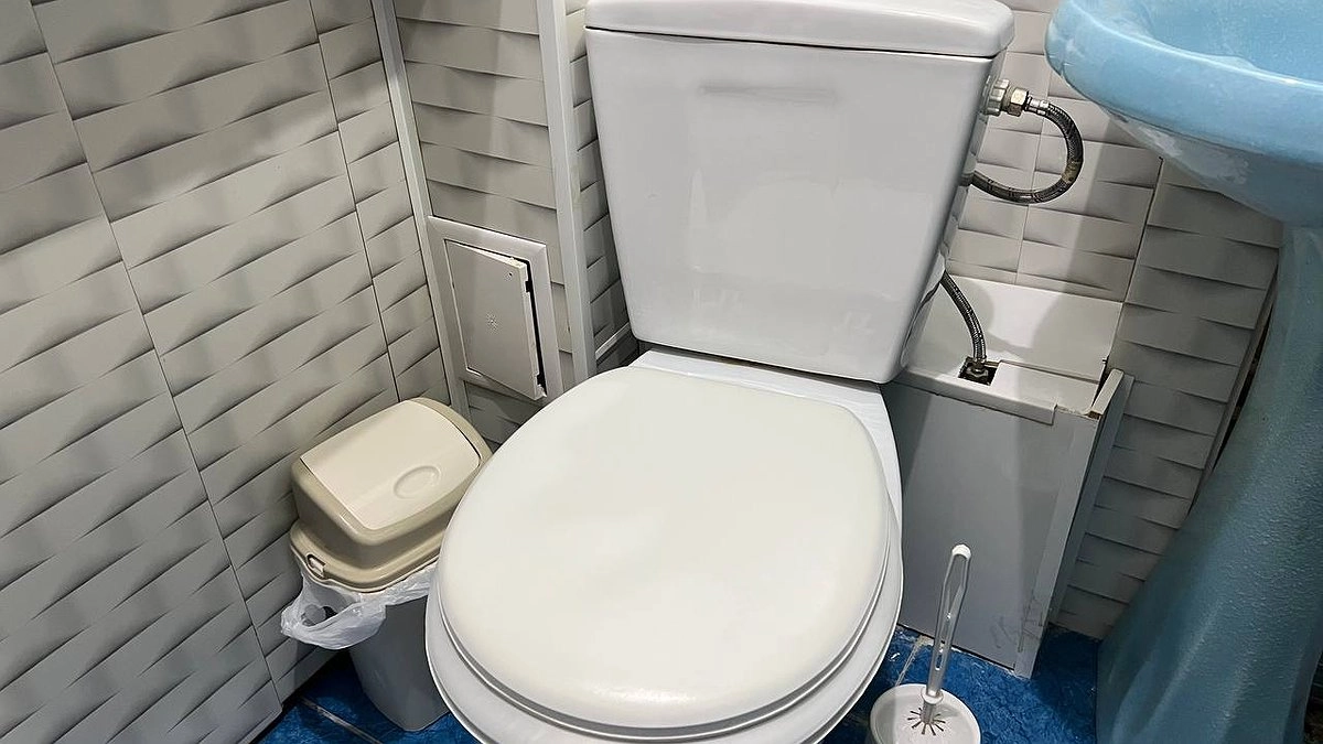 Главная картинка новости: Унитаз сияет так, что аж глаза слепит: убираю желтые полосы за минуту - ложка этого порошка с кухни заменит покупную химию