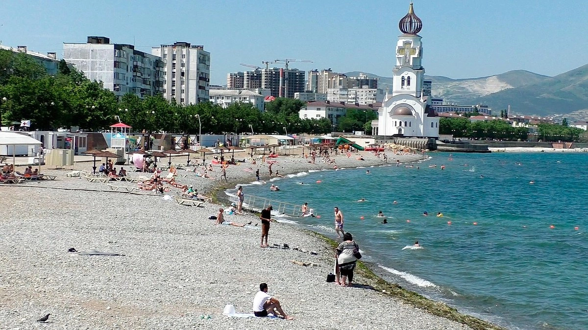 Главная картинка новости: На новороссийском пляже "Нептун" нашли камни с мазутом