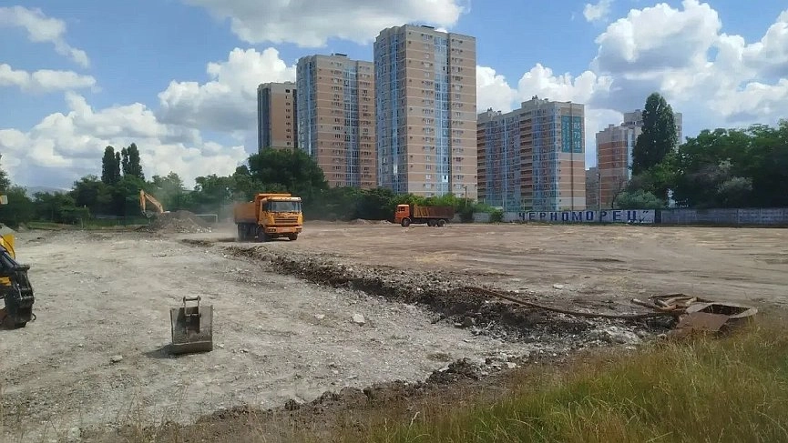 В Новороссийске обновляют футбольное поле на базе «Черноморца»