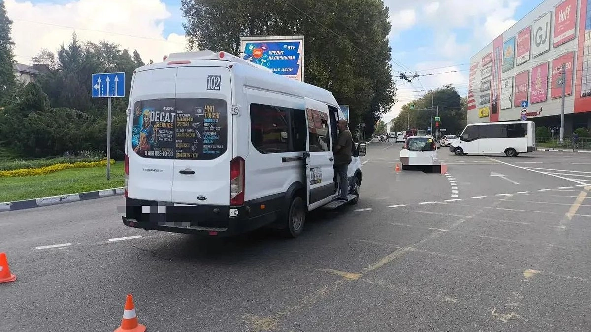 В Новороссийске иномарка протаранила маршрутку №102 — есть пострадавший