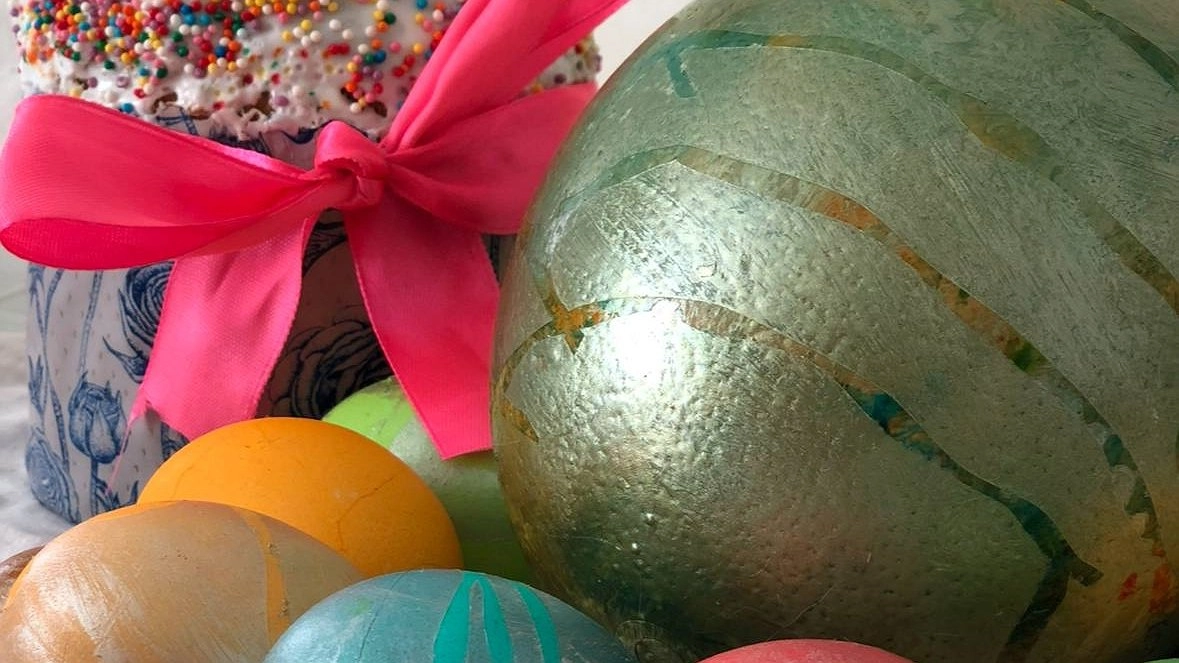 Главная картинка новости: Забудьте о луковой шелухе: 10 необычных и креативных лайфхаков покрасить яйца на Пасху