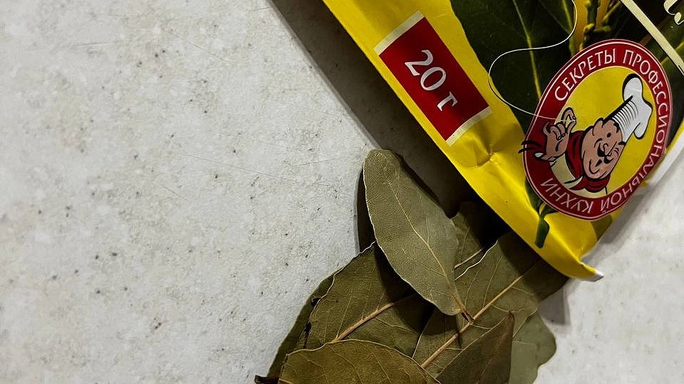 На постоянной основе кладу лавровый лист в спальне — и сплю спокойно: вот на что это влияет — эффект видно сразу