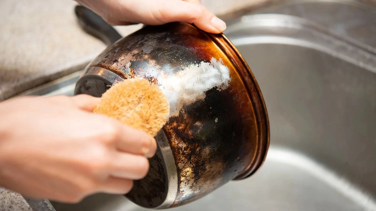 Сияющая чистота без усилий: простой трюк для мытья кастрюль, который избавит от нагара и жира