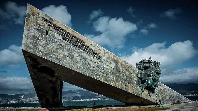 Полиция ищет неизвестных, забравшихся на мемориал «Малая земля» в Новороссийске