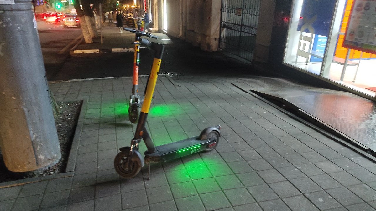 Новороссийцы пожаловались на брошенные самокаты. Что делать с мешающим проходу электротранспортом?