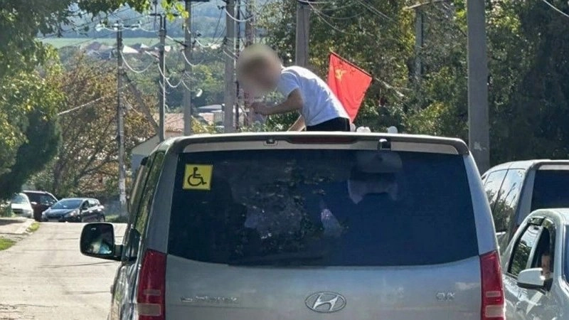 Родителям разрешившим ребенку вылезти в люк автомобиля на ходу, выписали штраф