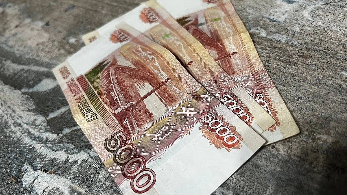 Главная картинка новости: Затрагивает россиян, у кого на руках купюры в 5000 рублей: уже сегодня у банкомата ждёт новый грустный сюрприз