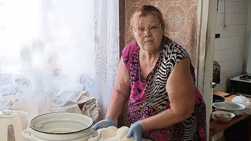 В Новороссийске бабушка, которой не выплачивают пенсию, продает пирожки