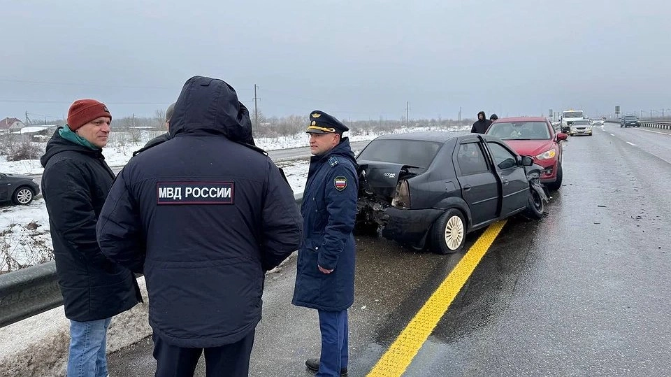Главная картинка новости: Пятеро пострадали в массовой аварии из-за гололёда на трассе «Дон» под Горячим Ключом