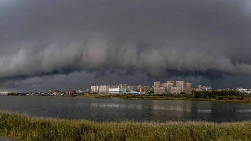 Главная картинка новости: Фотографы запечатлели грозовой воротник в небе над Новороссийском