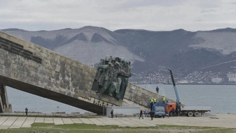Реконструкция мемориала «Малая Земля» в Новороссийске: замена поврежденной облицовки