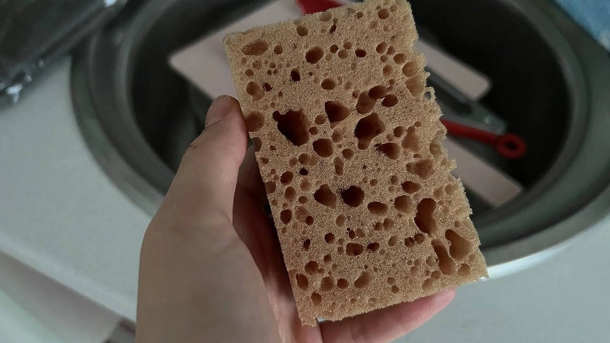 Главная картинка новости: Забудьте про губку: эксперт по уборке нашла способ отмыть жир в щелях, куда не пролезают пальцы