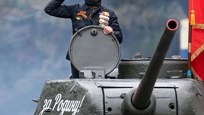 Главная картинка новости: В Новороссийске на парад Победы вышел легендарный танк Т-34