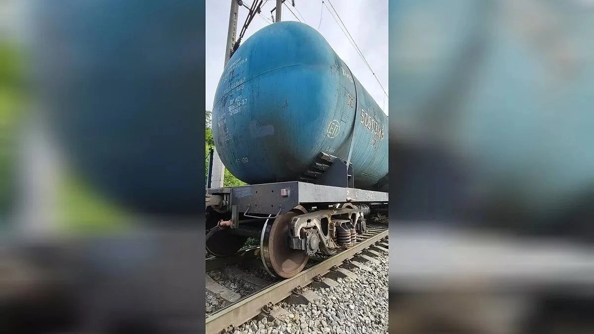 Не услышал поезд из-за наушников: на Кубани под колёсами грузового состава погиб мужчина
