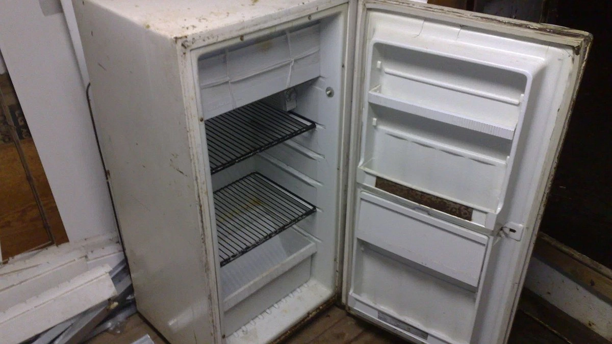 Сосед уже выносил решетку от холодильника на помойку, но я придумал для нее гениальное дачное применение