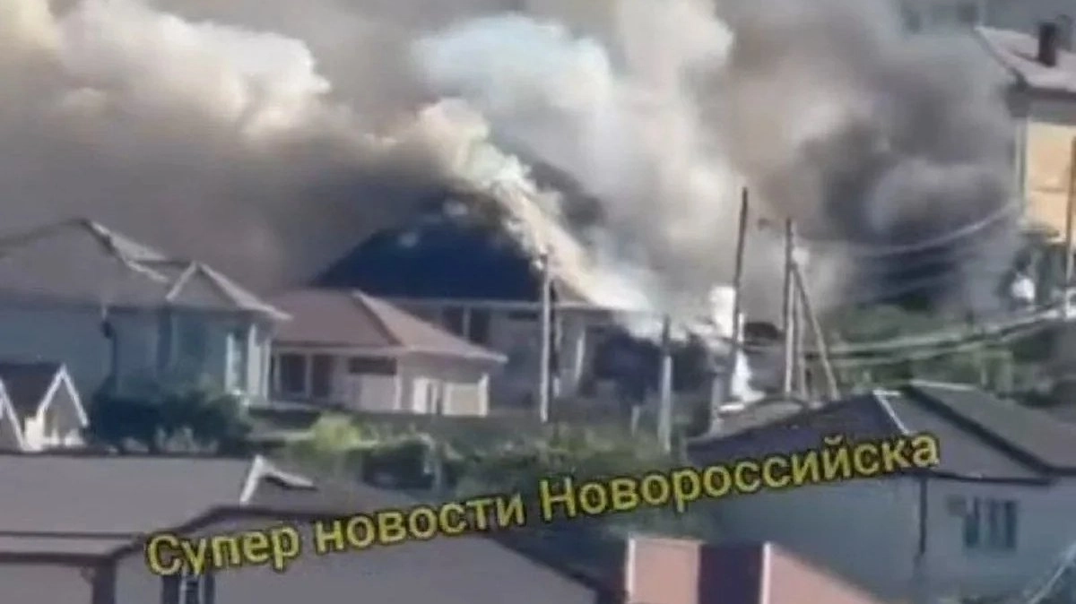 Пожар в Цемдолине: два дома горят в Новороссийске