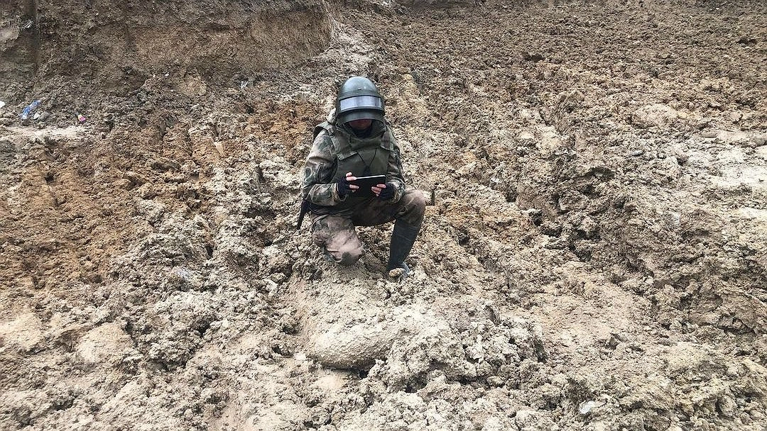 На территории строящейся школы в Новороссийске нашли авиабомбу. Видео