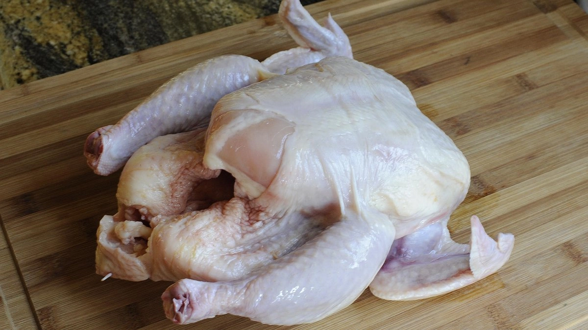 Бабушка научила удалять вредную "химию" из магазинной курицы одним действием: все намного проще, чем вы думаете