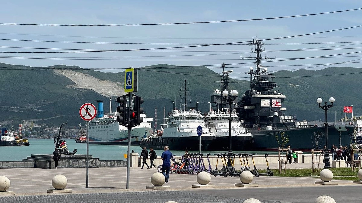 На набережной Новороссийска установят 90 скамеек и 180 урн на 26 миллионов рублей