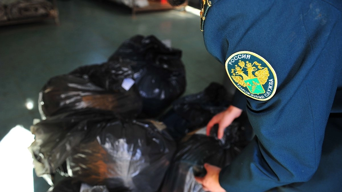 Сотрудники Новороссийской таможни и полиции изъяли более 28 тысяч пачек сигарет