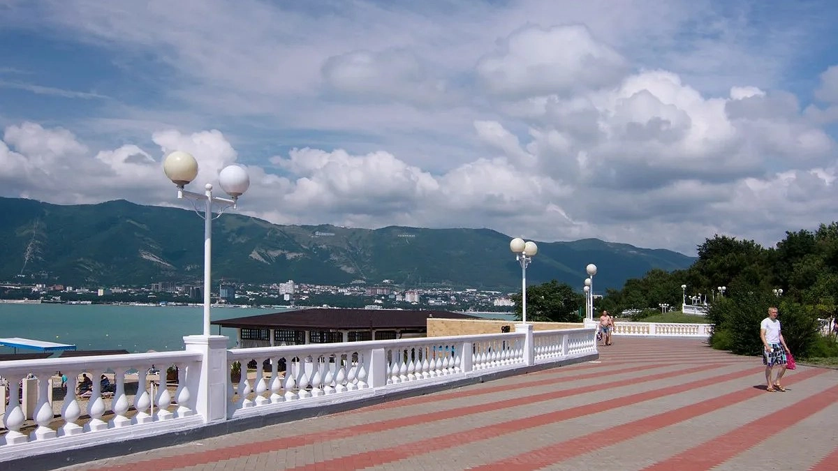 Жаркая суббота в Новороссийске: температура до +31°С при сильном ветре