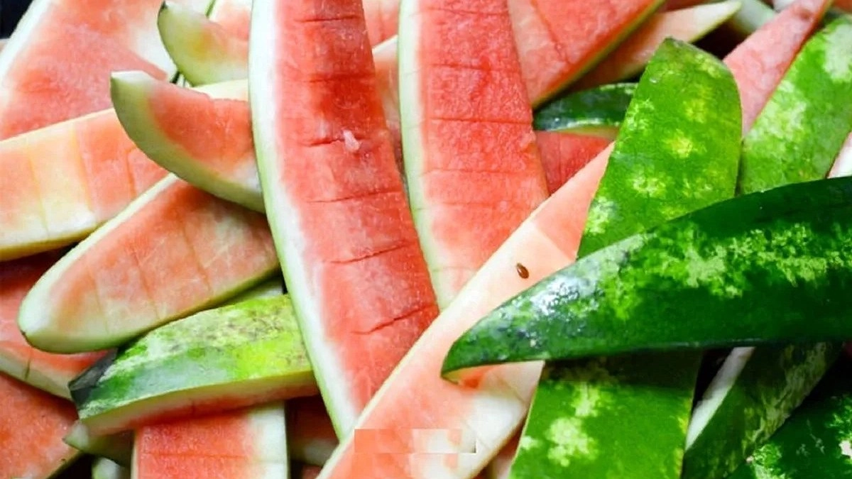 Главная картинка новости: Дачный лайфхак: закапываю арбузные корки в землю. Через неделю наблюдаю настоящее чудо природы