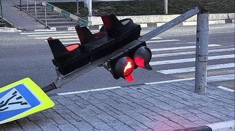 Главная картинка новости: Ликвидация последствий урагана в Новороссийске: совместные усилия коммунальных служб и спасателей