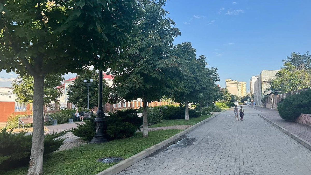 На краевые деньги: новороссийцы обустраивают спортплощадки и скверы, работы выполнены уже на 55%