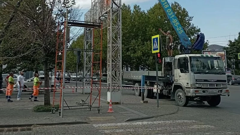 В Новороссийске демонтируют популярную световую инсталляцию «Звездное небо»