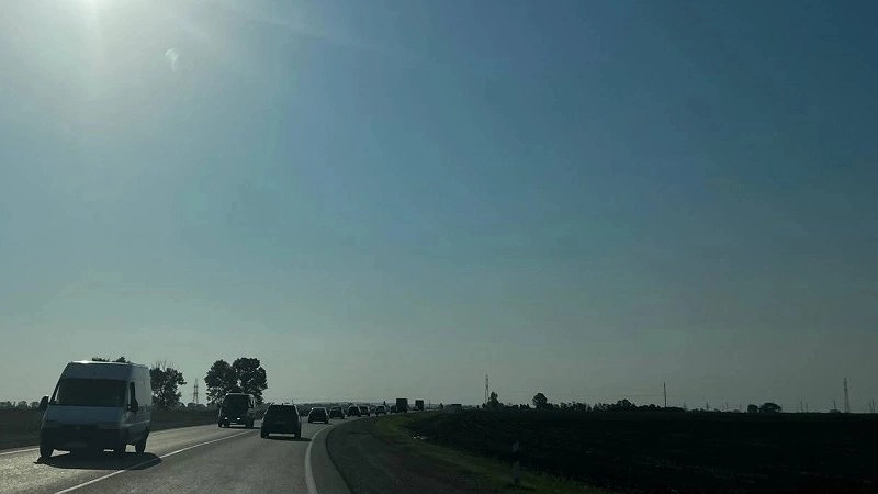 Главная картинка новости: Многокилометровые пробки парализовали трассу М-4 «Дон» на пути к Черному морю