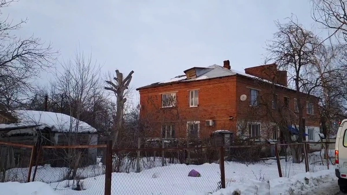 Главная картинка новости: В Белореченском районе из-за снега обрушились крыши трех многоквартирных домов