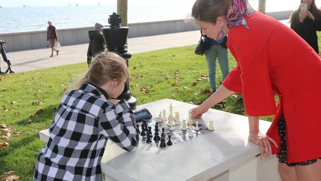 Главная картинка новости: На набережной Новороссийска установили шахматные столы
