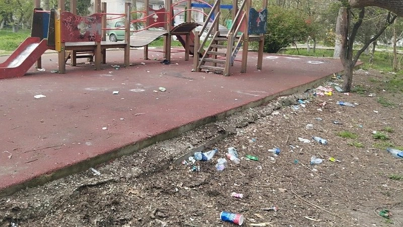 Главная картинка новости: Новороссийцы бьют тревогу: детская площадка превратилась в свалку