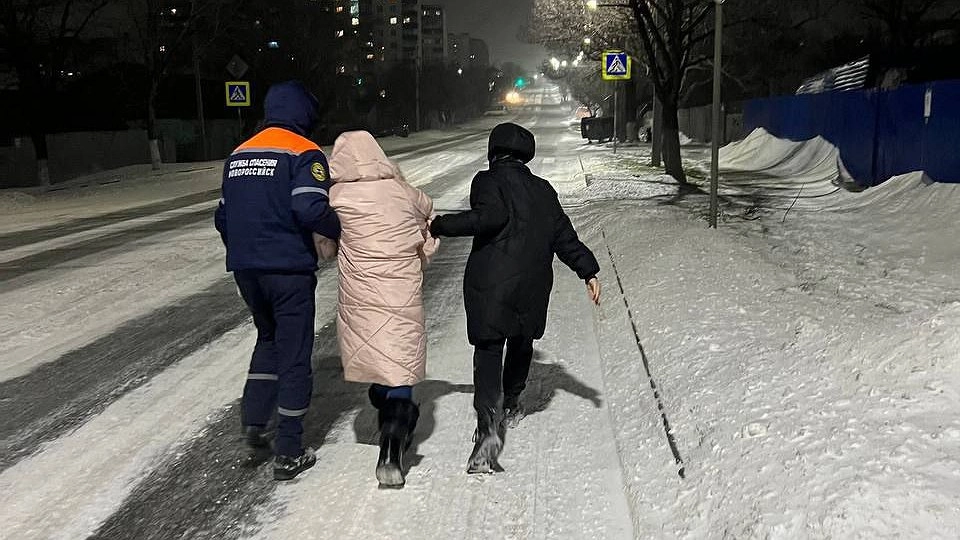 Спасатели Новороссийска вернули домой пенсионерку с провалами в памяти