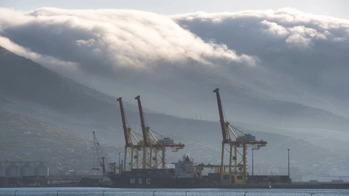 На выходных в Новороссийск придет ветер до 23 метров в секунду