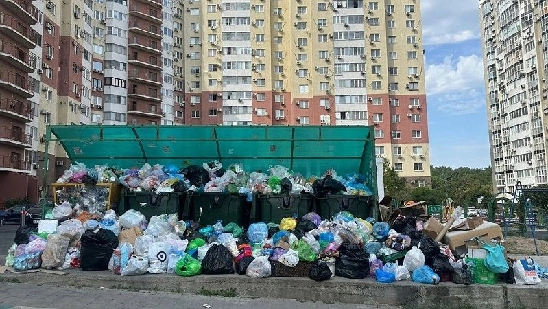 После пожара на Щелбе отходы сваливают рядом с свалкой, дворы утопают в мусоре
