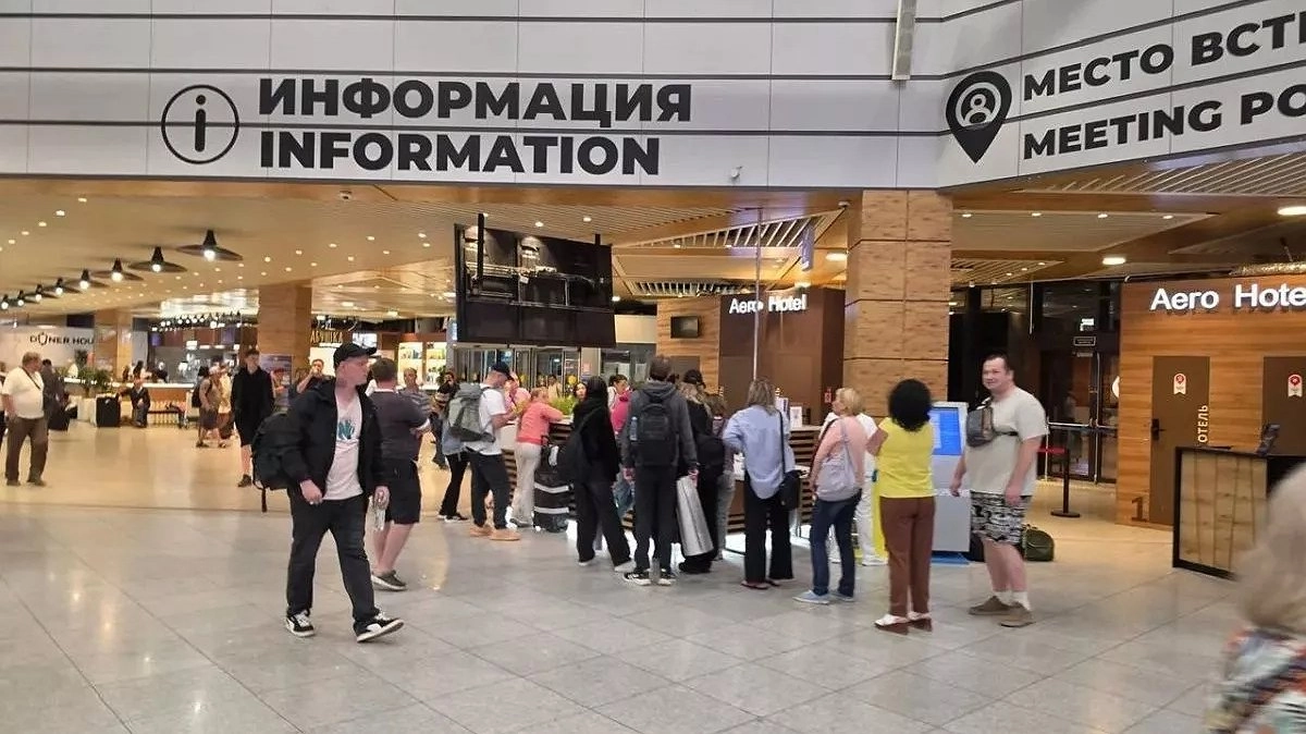 В аэропорту Сочи задерживаются более 100 рейсов из-за беспилотной опасности