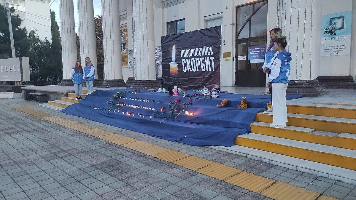 Новороссийцы несут цветы и игрушки в память о трагедии в Ижевске