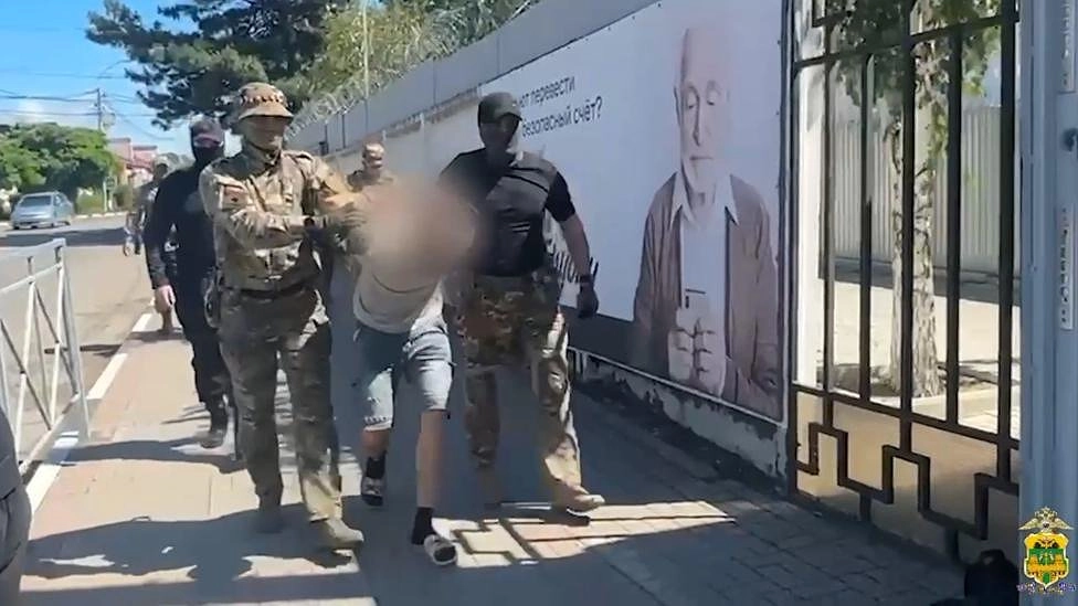 Продавал гранаты, а нашли гранатомет: на Кубани задержали мужчину с целым арсеналом в станице Медведовской