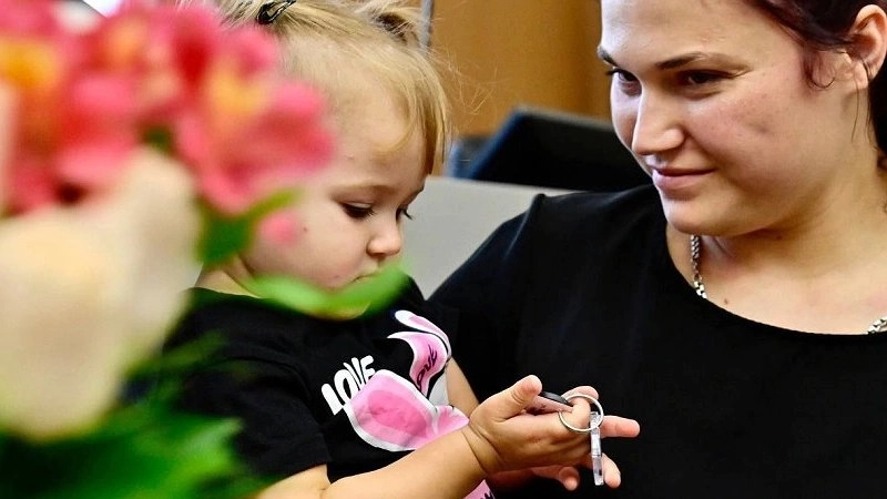 Главная картинка новости: Дети-сироты из города-героя получили квартиры в столице региона