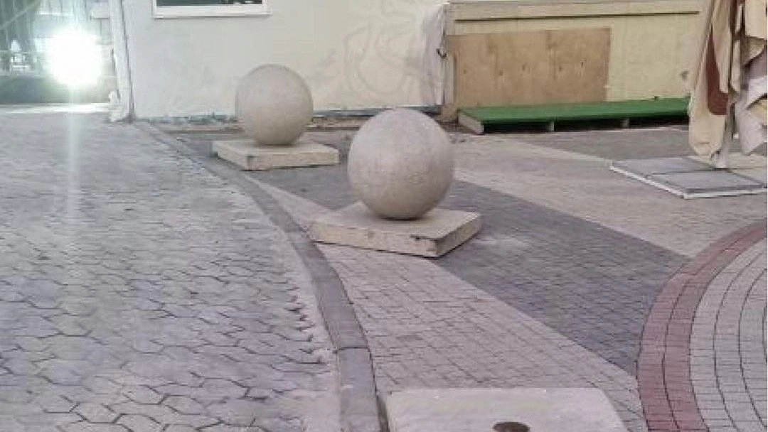 По набережной Новороссийска уже неделю катается бетонный шар. Видео