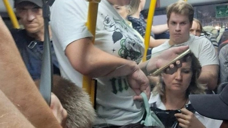 Главная картинка новости: Новороссийцы жалуются на набитые битком пригородные автобусы