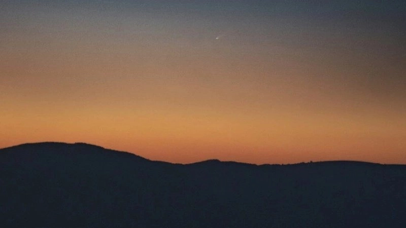 Главная картинка новости: Фотограф запечатлела в небе Новороссийска редкую комету