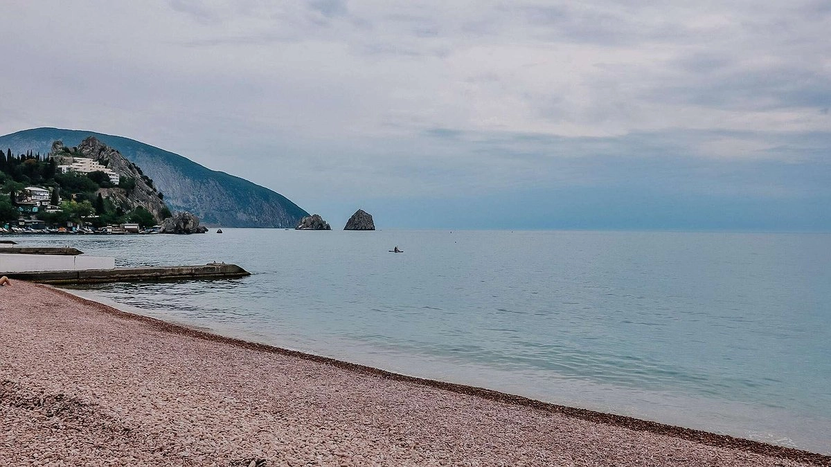 Ночь стрельбы и утро без света: 3 августа в Крыму — ваш последний шанс успеть на заправку